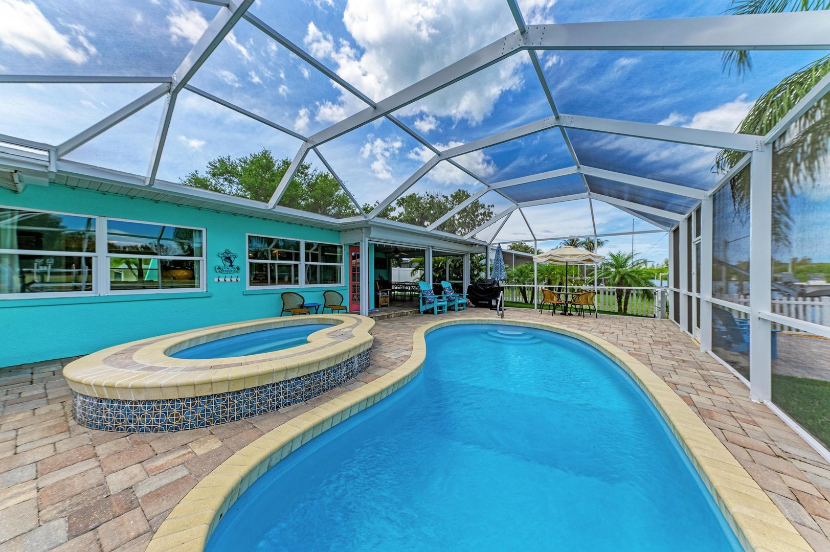 Sunshine Villa Minutes from AMI and Robinson Preserve. Pool, Spa, Boat Dock in Bradenton, FL