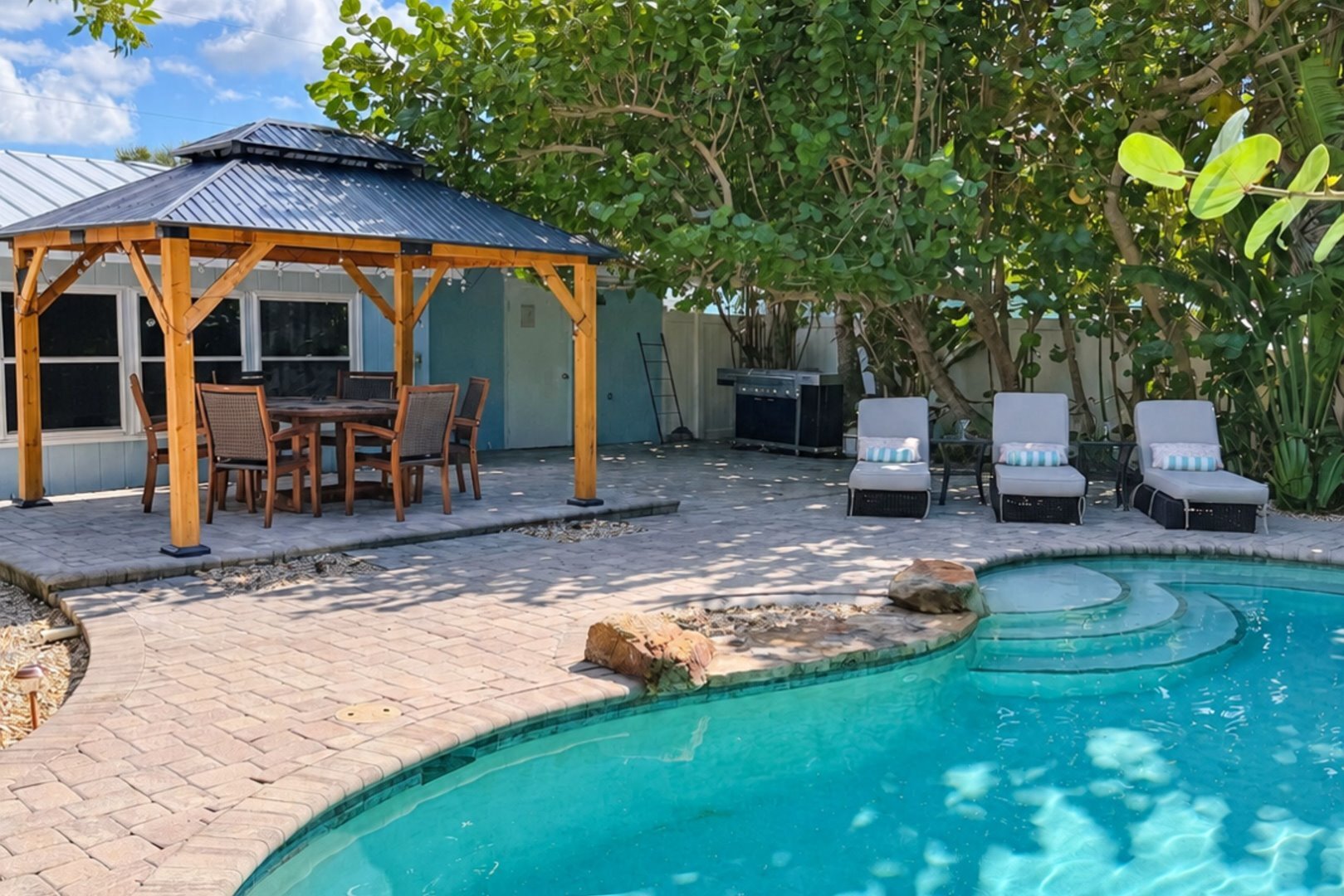 La Cocolia located on north end of AMI. Lagoon Pool, Walk to Pine Ave. in Anna Maria, FL