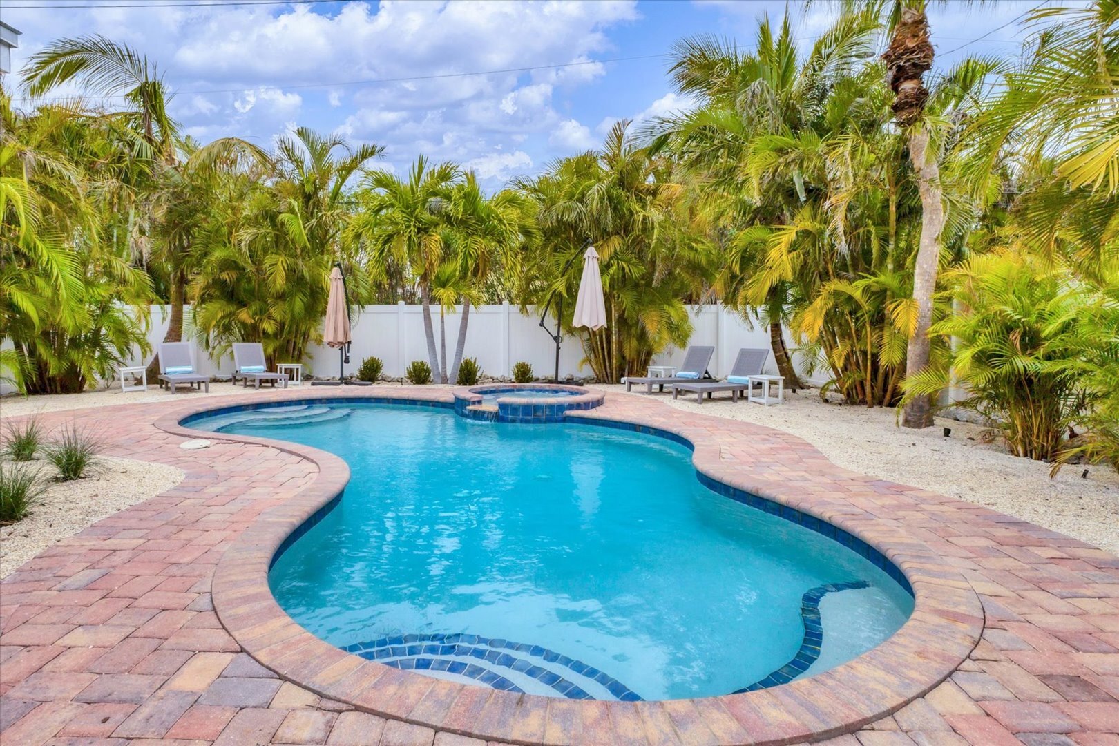 Magnolia walk to beach/shops, AMI perfect Location, private lagoon pool/spa in Anna Maria, FL